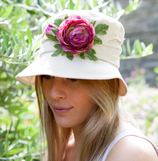 Topi Cloche Dengan Hiasan Bunga